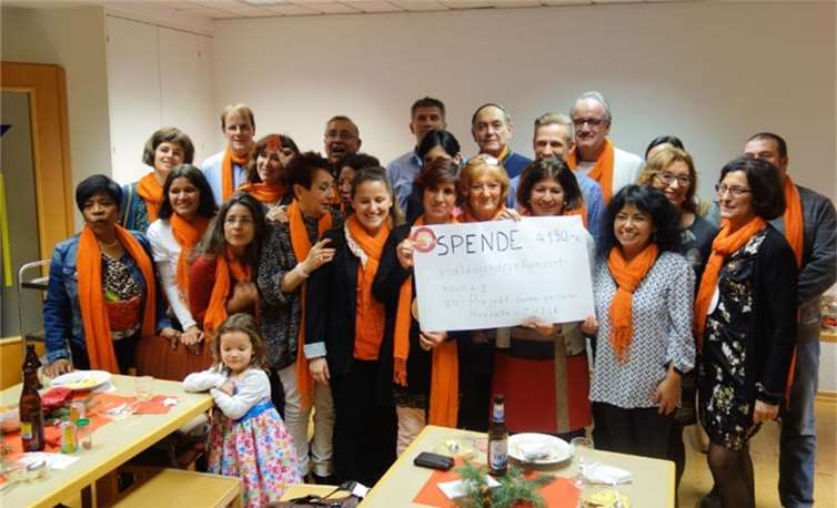 Der Club Latino Vivo e.V. mit dem Spendenscheck über 4.190,- Euro. Privat