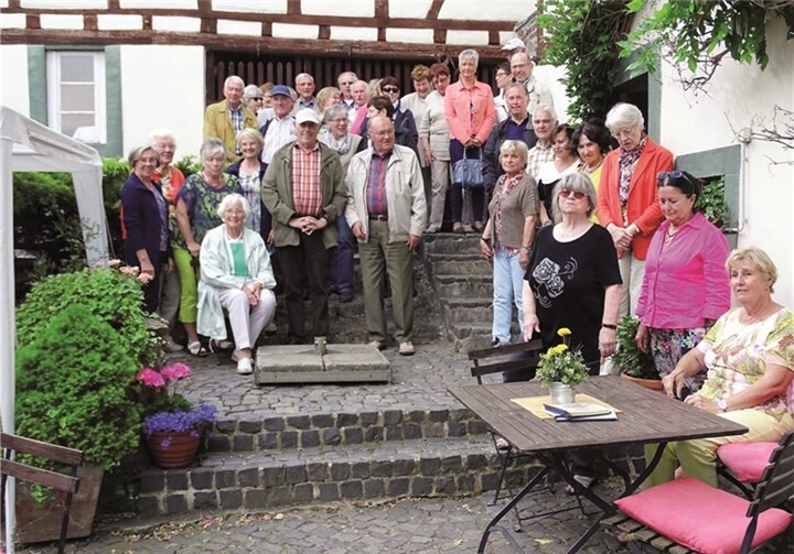 Der Club für Bildung und Freizeit zu einer Überraschungsfahrt eingeladen. Gruppenfoto im schönen Hof der Hofener Mühle. privat