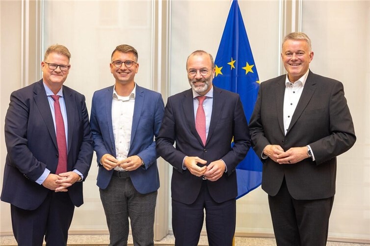 Der Cochem-Zeller CDU-Landtagsabgeordnete Jens Münster (2. von links) nahm mit dem CDU-Europaabgeordneten Ralf Seekatz (1.von links), dem EVP-Chef Manfred Weber (2. von rechts) und dem CDU-Landesvorsitzenden Gordon Schnieder (1. von rechts) an Gesprächen in Brüssel teil. Foto: Florian Birkmeyer