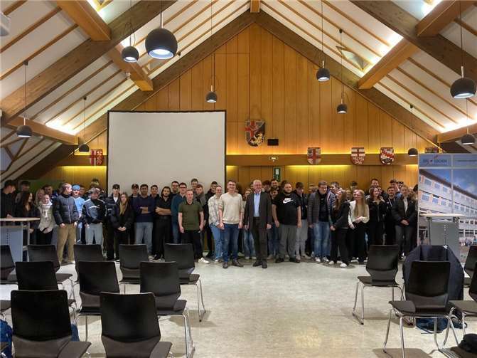 Der Cochem-Zeller Landtagsabgeordnete Jens Münster stand anlässlich des landesweiten Schulbesuchstag am 9. November den Schülerinnen und Schülern wie hier an der BBS in Cochem Rede und Antwort zu aktuellen politischen Themen. Foto: Natalie Gerhartz