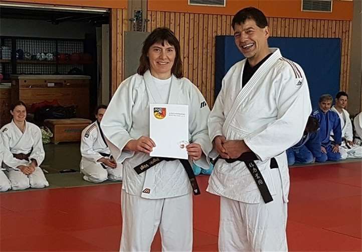 Der Cochemer Trainerin Ingrid Vogt wurde vom Judoverband Rheinland die bronzene Ehrennadel verliehen.