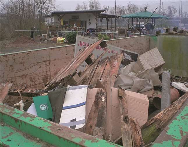 Der Container mitten auf dem Sportplatz wurde immer voller. privat