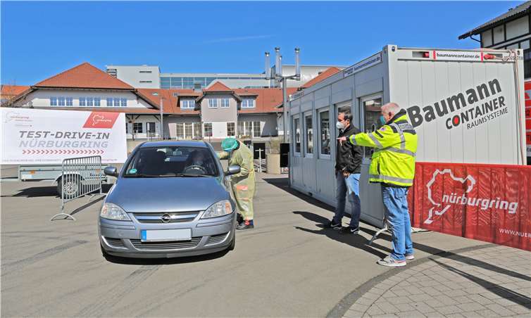 Der Corona-Test-Drive-In am Nürburgring bietet schnelle Gewissheit. Der medizinische Leiter des Nürburgring Medical-Centers, Armin Link (rechts) erklärt Nürburgring Geschäftsführer Mirco Markfort das Prozedere. Foto: Nürburgring