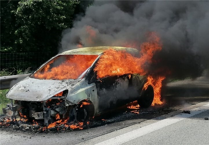 Der Corsa stand in Vollbrand. Fotos: Feuerwehr VG Dierdorf