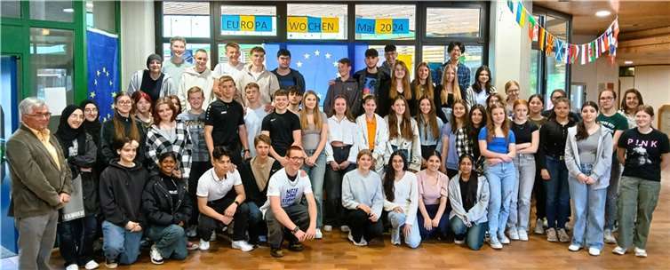 Der Countdown zu den Wahlen zum Europäischen Parlament am 9. Juni läuft und da nun zum ersten Mal alle ab 16 Jahren, und damit fast die gesamte Oberstufe des GiK, wählen dürfen, wurde für die zehnte Jahrgangsstufe besonderes Augenmerk auf diese Institution gelegt. Quelle: GiK