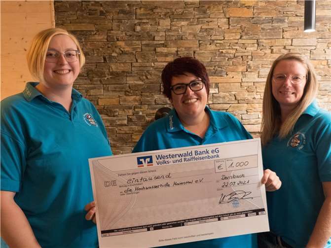 Der DCV Vorstand mit dem Scheck für die Hochwasserhilfe Marienthal.