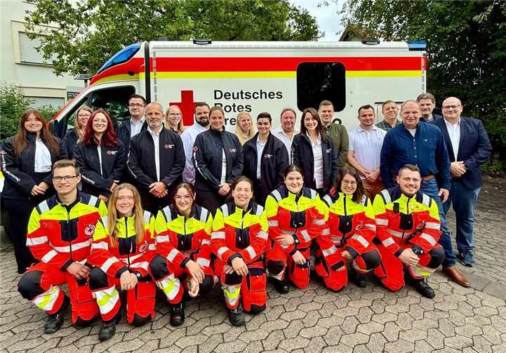 Der DRK-Kreisverband Ahrweiler e.V. freut sich über fünf frischgebackene Notfallsanitäterinnen und –sanitäter und begrüßte die neuen Azubis.  Foto: Maike Büsel / DRK-Kreisverband Ahrweiler e.V