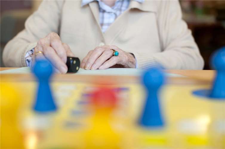 Der DRK-Kreisverband Mayen-Koblenz e.V. bietet seit vielen Jahren ein niedrigschwelliges Betreuungsangebot für an Demenz erkrankte Menschen im häuslichen Umfeld an. Foto: Zelck /DRK