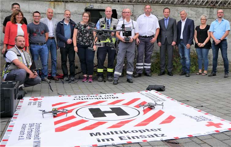 Der DRK-Kreisvorstand und die Einsatzkräfte ließen die Drohne erste Testanflüge machen.Foto: Torben Salman/Lothar Spitzley