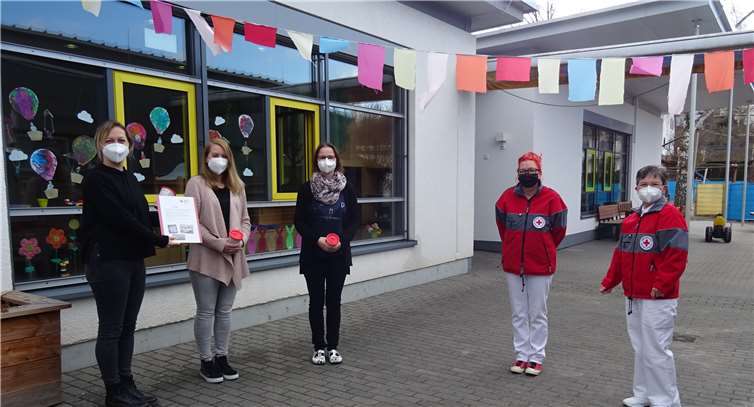 Der DRK OV Urbar bedankt sich mit einer Urkunde und kleinen Geschenken beim Team der Kita "Unter dem Regenbogen". Fotos: privat