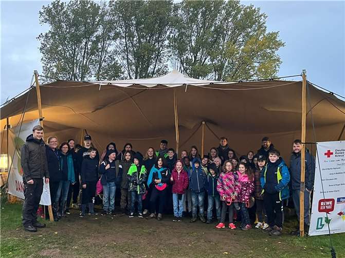 Der DRK-Ortsverein Winnemark e.V. organisierte mit tatkräftiger Unterstützung der benachbarten DRK-Ortsvereine Karby-Dörphof und Waabs eine kostenfreie einwöchige Ferienfreizeit für 33 Kinder und Jugendliche aus dem Flutgebiet Ahr. Ann-Katrin Wolf (2. v. li.) und Philipp Münch (re.). Foto: privat