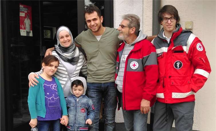 Der DRK Ortsverein bei einer syrische Flüchtlingsfamilie zu Besuch. Privat
