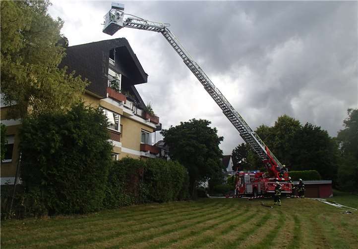 Der Dachstuhl dieses Hauses stand nach einem Blitzeinschlag in Flammen.Quelle: Feuerwehr Koblenz