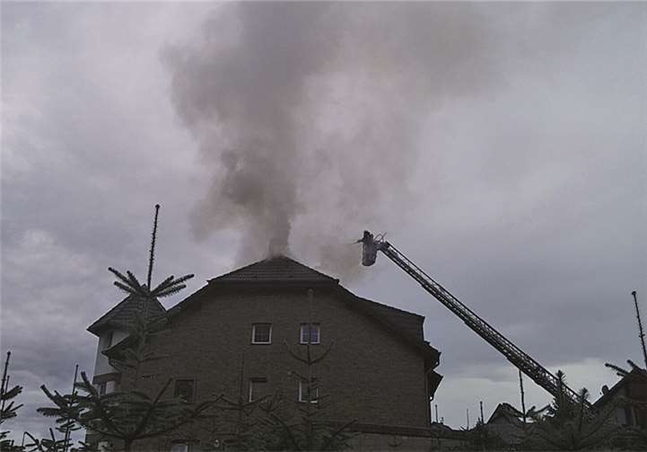 Der Dachstuhlbrand wurde gegen 16 Uhr gemeldet. Polizeiinspektion Bad-Neuenahr Ahrweiler