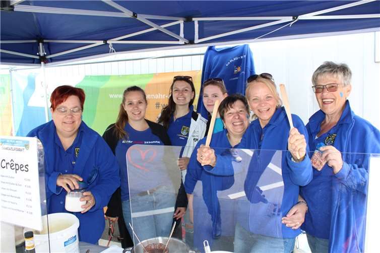 Aufbruchstimmung mit Rahmenprogramm Der Damenelferrat der KG Neuenahrer Schinnebröder begeisterte mit leckeren, frisch zubereiteten Crepes.