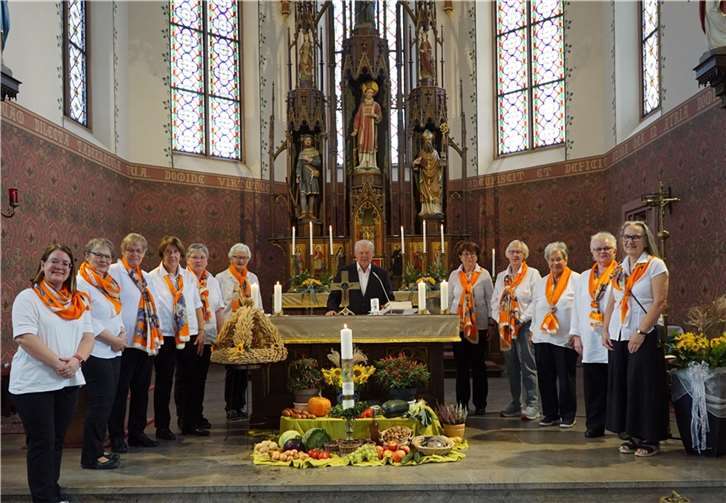 Der Dankgottesdienst zum 100-jährigen Bestehen der Katholischen Frauengemeinschaft Nentershausen, der von Pfarrer Dieter Braun (Mitte) zelebriert wurde, eröffnete in der Laurentius Kirche die Feierlichkeiten zum Jubiläum der Gemeinschaft.  Foto: Alfred Lenz