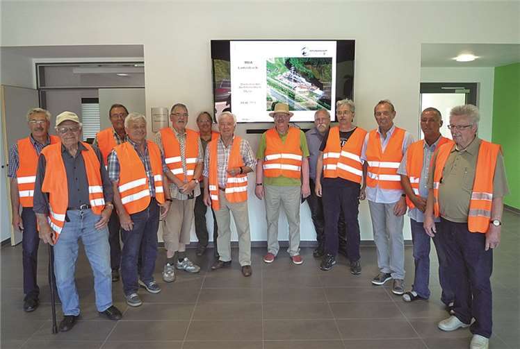 Der Daufenbacher Senioren-Stammtisch informiert sich in der MBA-Anlage des Kreises.privat