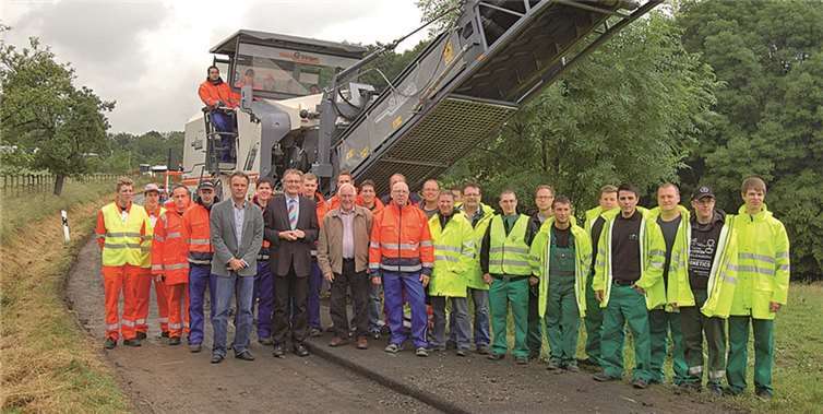 Der Deckenbelag auf der Kreisstraße K 31 Richtung Johannisberg wird von Auszubildenden der Firma Wirten im Rahmen eines Ausbildungsprojektes auf einer Länge von etwa 300 Metern erneuert. Landrat Rainer Kaul, Ortsbürgermeister Josef Rüddel und der Leiter der Masterstraßenmeisterei Neuwied, Michael Quirin, nutzten eine Baustellenbesuch, um sich bei den jungen Leuten und Wirtgen Ausbildungsleiter Helmut Hecking für diese Unterstützung zu bedanken.Privat