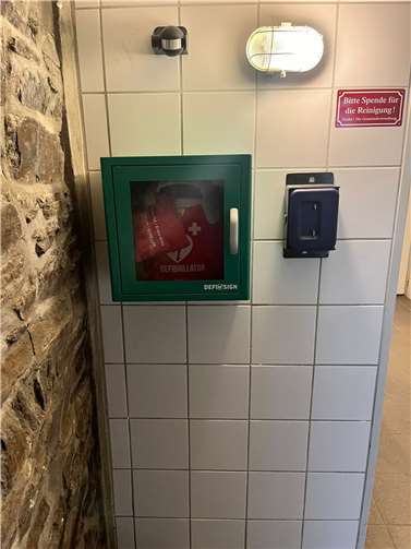 Der Defibrillator am neuen Standort im Viergiebelhaus.  Foto: privat