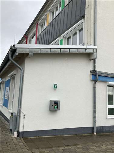 Der Defibrillator hängt an der Fassade der Gundschule.  Foto: privat
