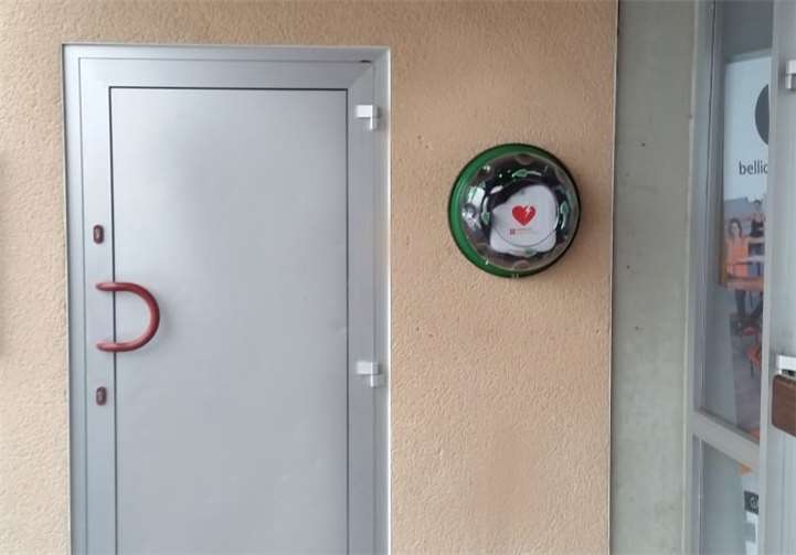Der Defibrillator hängt an neben der Eingangstür der Pfauenhalle. Foto: privat