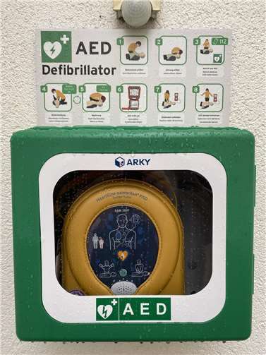 Der Defibrillator hängt zwischen Gemeindehaus und Feuerwehrgerätehaus und ist öffentlich zugänglich. Foto: FF Ediger-Eller