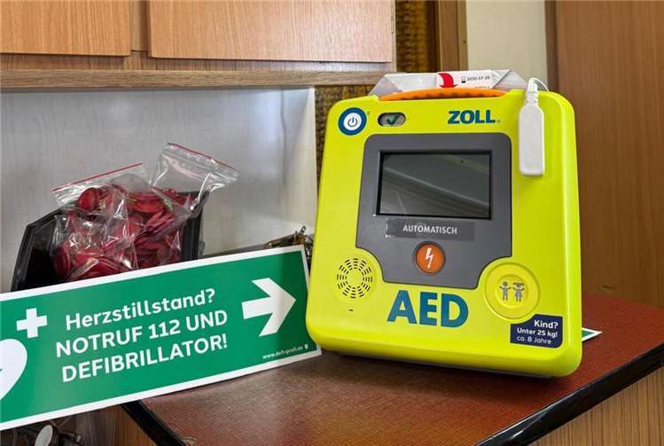 Der Defibrillator soll für mehr Sicherheit bei Volksfesten sorgen. Foto: Herbert Meyer