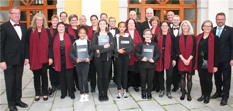 Wort gehalten: Gemeinsames Konzert zum 25-jährigen Jubiläum Der Dekanatschor mit seiner Mädchenkantorei und Mayens Oberbürgermeister Wolfgang Treis (r.) im Innenhof der Reduta, dem kulturellen Zentrum im Herzen von Uherské Hradište.