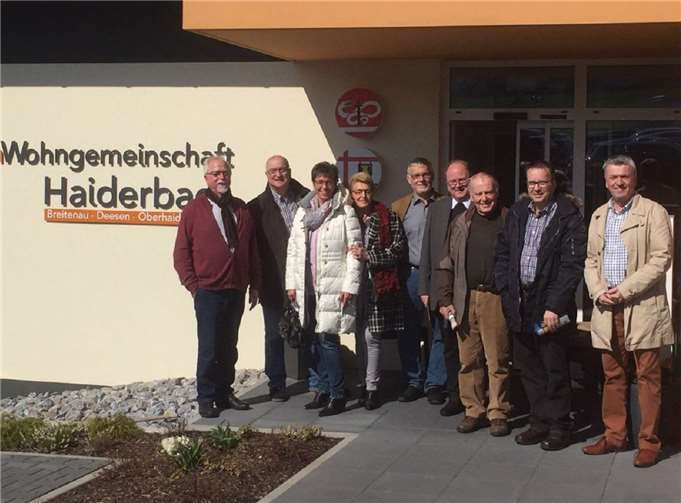 Der Demografie-Ausschuss „Leben und Wohnen im Alter“ der Ortsgemeinde Großmaischeid vor der „Senioren-Wohngemeinschaft Haider.  Privat