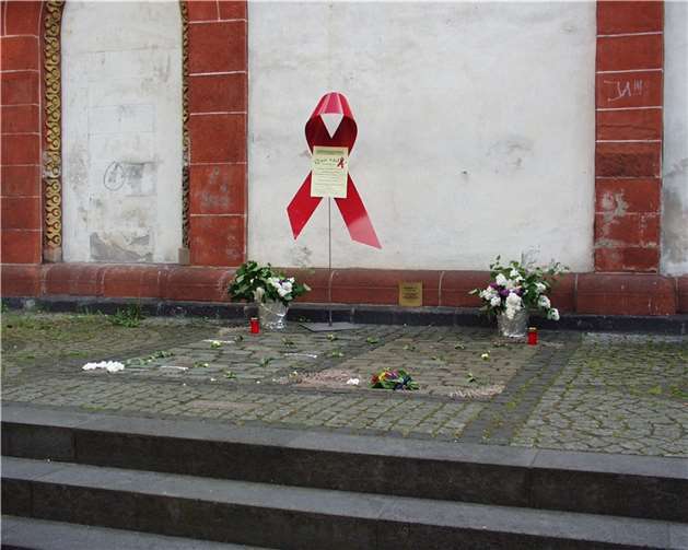 Der „Denkraum“ an der Nordseite der Liebfrauenkirche: In der Installation sind Steine mit Namen von Menschen eingearbeitet, die an AIDS gestorben sind. Fotos: privat