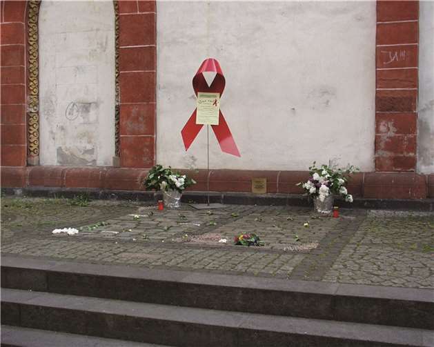 Der „Denkraum“ an der Nordseite der Liebfrauenkirche - in der Installation sind Steine mit Namen von Menschen verlegt, die an AIDS gestorben sind.privat