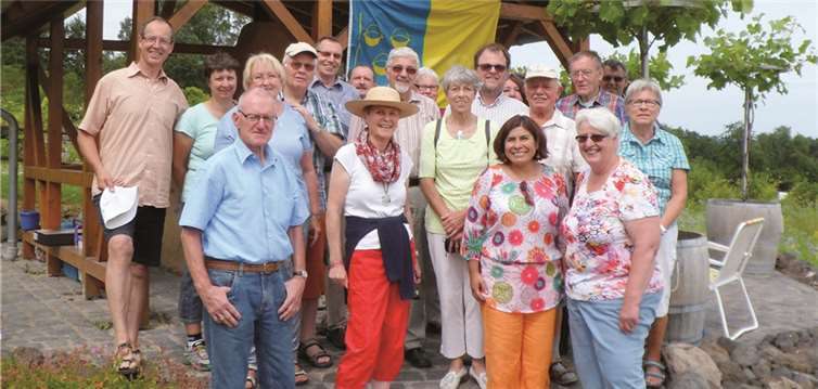 Der Deutsch-Belgische Freundeskreis unter der Flagge der Partnerstadt Ekeren am Backhaus der Permakultur in Eich. Privat