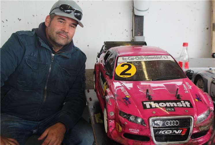 Der Deutsche Meister für ferngesteuerte Modellfahrzeuge im Maßstab 1:5, Klasse Standard: Robert Franicevic aus Haan mit seinem Rennwagen.