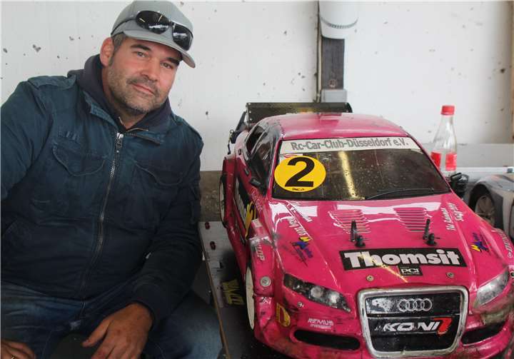 Der Deutsche Meister für ferngesteuerte Modellfahrzeuge im Maßstab 1:5, Klasse Standard: Robert Franicevic aus Haan mit seinem Rennwagen.