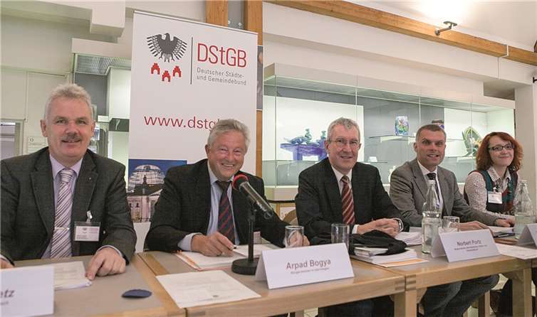 Der Deutsche Städte- und Gemeindebund forderte bei seiner Ausschusssitzung in Rheinbach eine millionenschwere Investitionsoffensive in die städtebauliche Infrastruktur.VJ