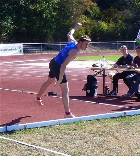 Der Deutsche-Vizemeister Tim Oswald beim Steinstoßen mit dem 10 kg Stein im Wettkampf der männlichen Jugend 16-17 Jahre.