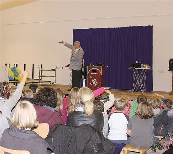 Der Diakon Reers wusste die Kinder und Eltern mit einer außergewöhnlichen Show zu begeistern.Privat