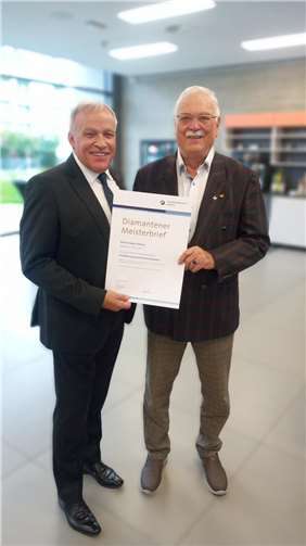 Der Diamantene Meisterbrief für 60 Jahre Meisterwürde als Kfz-Mechanikermeister wurde Bernd Röhling aus Andernach überreicht. Foto: privat