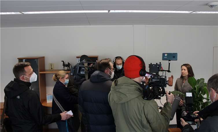 Der Dienstantritt von Cornelia Weigand wurde von zahlreichen Medienvertretern begleitet.