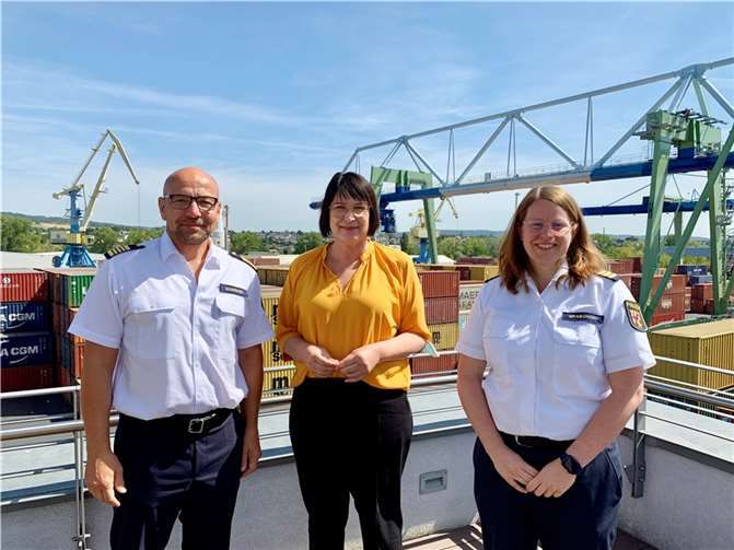 Der Dienststellenleiter der Wasserschutzpolizei Andernach Michael Schröder (links) und die stellv. Abteilungsleiterin der WSP Rheinland-Pfalz Ann-Cathrin Grabowski (rechts) geben der Abgeordneten Anette Moesta (Mitte) Einblicke in die Aufgaben der Wasserschutzpolizei. Foto: privat