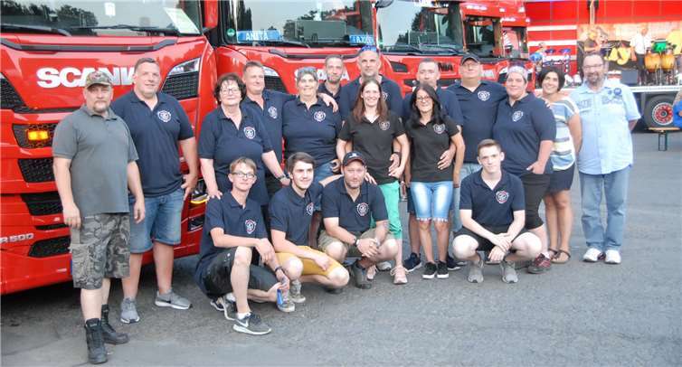 Der Dierdorfer Unternehmer Michael Jungbluth (2.v.l.) und sein Team sind gute Gastgeber für die Truckerfahrer, von denen immer mehr das Fest in Dierdorf schätzen. Fotos: KER