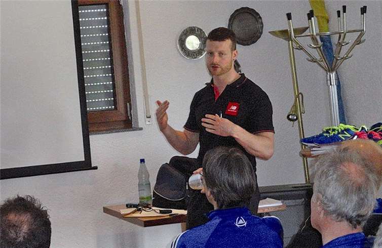 Der Diplom Sportwissenschaftler Jens Kräber führte sowohl im theoretischen als auch im praktischen Teil professionell durch das Programm.