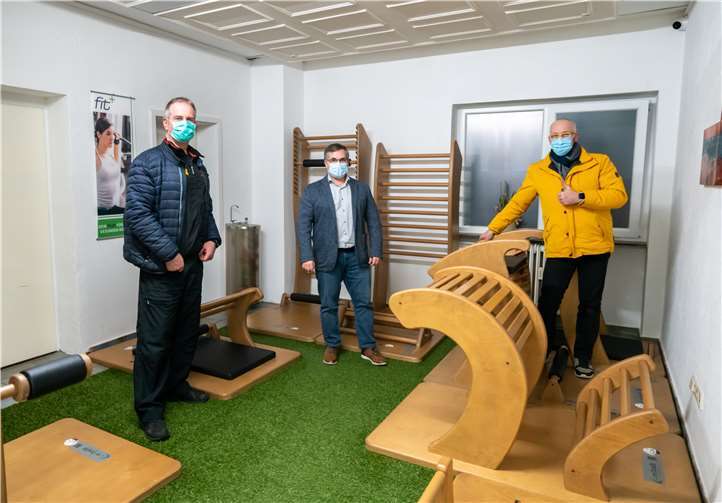 Der Direktkandidat der FDP für den Wahlkreis Neuwied, Dierdorf und Puderbach hat auf Einladung von Inhaber Detlef Eenhuis das Studio Fit+ in Engers besucht und dort mit ihm und Jürgen Poluschkin (WingTzun Gym Neuwied) ein langes Gespräch über die aktuell unbefriedigende und existenzgefährdende Lage geführt.Foto: FDP