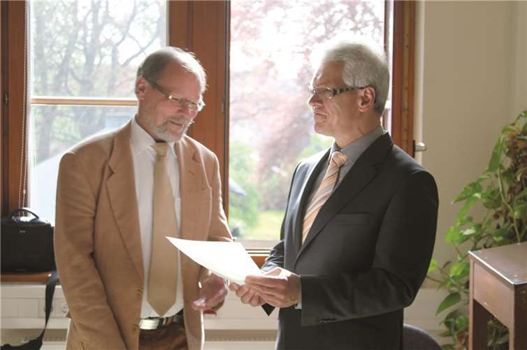 Der Direktor des Amtsgerichts Manfred Ley (l.) vereidigte den neuen Schiedsmann Winfried Steffens.