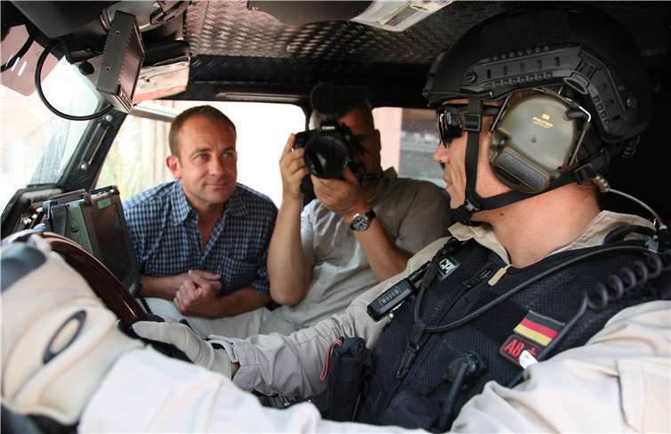 Der Dokumentarfilmer Uli Weidenbach bei Produktion eines Filmes über das GSG 9 Training für Personenschützer in Krisengebieten. Weidenbach und sein Kameramann beim Drehen einer Filmsequenz 2014 in Bagdad. Foto: privat