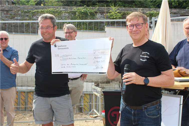 Der Donau-Ries-Landrat Stefan Rößle (re.) übergab einen weiteren Spendenscheck an Rolf Schmitt.