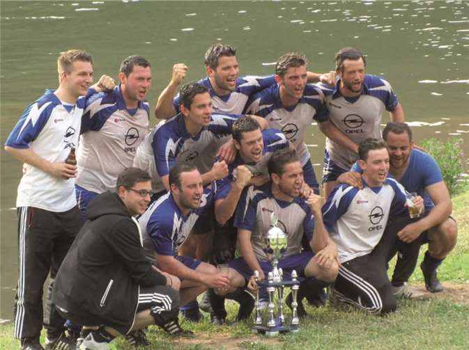 Der Dorfmeister 2015 ließ sich im Anschluss an den sportlichen Teil gebührend feiern.privat