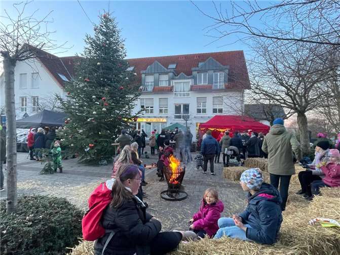 Der Dorfmitteplatz in festlichem Gewand. Gemütlich hergerichtet für Groß und Klein, bei Tageslicht sowie in der Dunkelheit. Eine Wohlfühloase trotz winterlicher Kälte.  Foto: Dorit Löhne-Koll