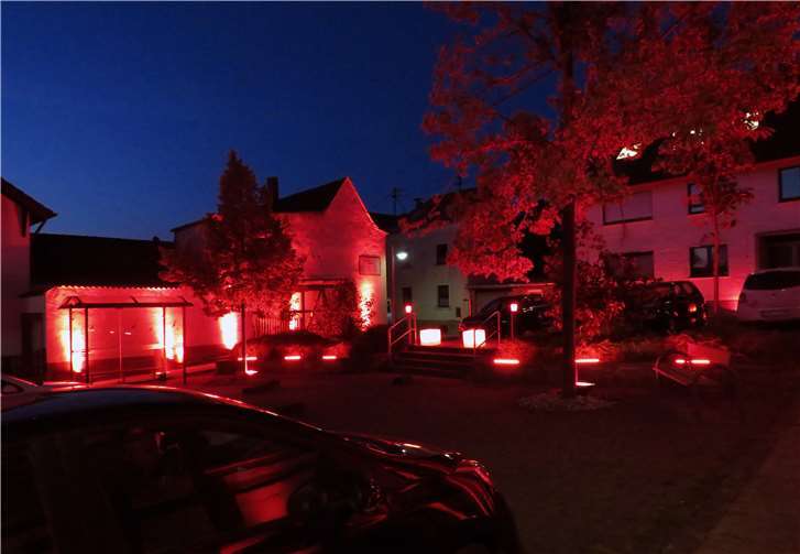 Der Dorfplatz in Grafschaft-Karweiler erleuchtete komplett in rot. Foto: privat