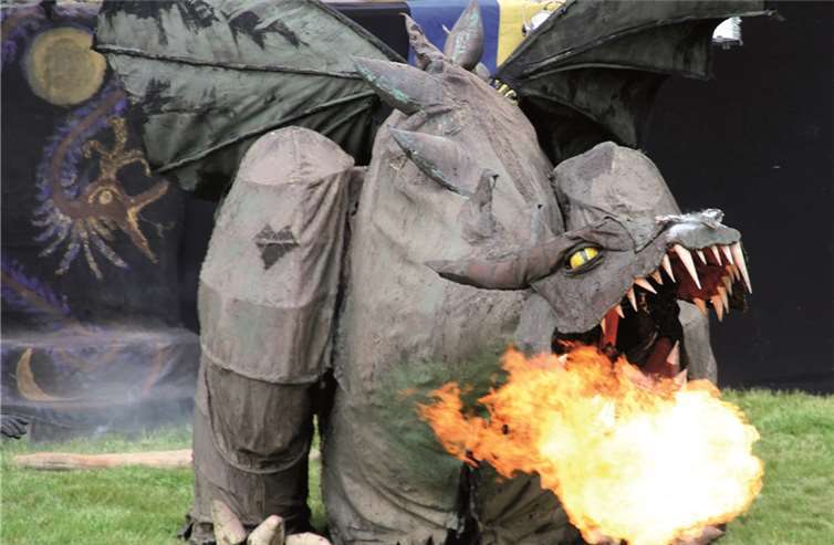 Der Drache Fangdorn ist eine Neuheit des diesjährigen mittelalterlichen Osterspektakels auf der Loreley. privat